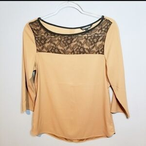 Express blouse with lace and button detail